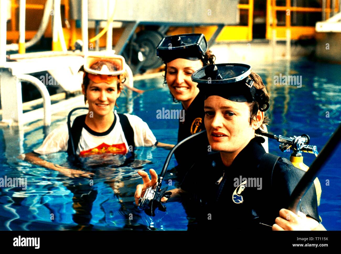 Von Links nach Rechts, Dr. Mary Johnston, Carolyn Griner, und Dr. Ann Whitaker, stand in den Pool nach einem Scuba Diving Training am Marshall Space Flight Center in Huntsville, Alabama, 1974. Mit freundlicher Genehmigung der Nationalen Luft- und Raumfahrtbehörde (NASA). () Stockfoto