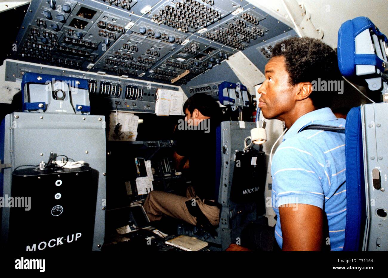 Astronauten Guion S Bluford und Daniel C Brandenstein in der Shuttle Mission Simulator (SMS) am Johnson Space Center in Houston, Texas, Juni, 1983. Mit freundlicher Genehmigung der Nationalen Luft- und Raumfahrtbehörde (NASA). () Stockfoto