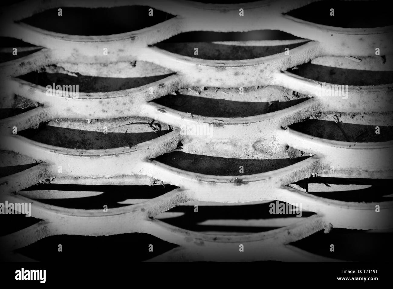 Altes Eisen Gitter Nahaufnahme. Zusammenfassung Hintergrund schwarz und weiß Stockfoto