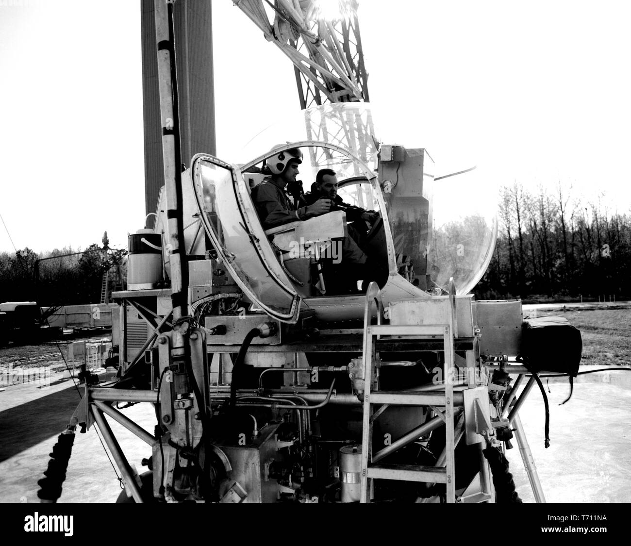 Foto von Maxwell W Goode erläutert die Funktion der Mondlandung Simulator B Astronaut Roger Chaffee bei der Mondlandung Forschungseinrichtung, Langley Research Center, Hampton, Virginia, 17. November 1965. Mit freundlicher Genehmigung der Nationalen Luft- und Raumfahrtbehörde (NASA). () Stockfoto