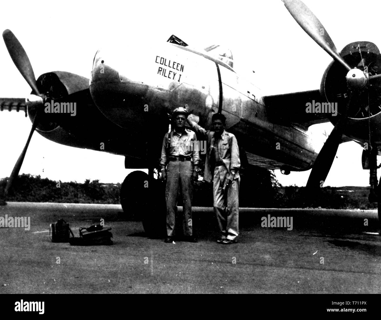 Foto der "Meke" Donald Kent Slayton und 1. Lt. Ed Steinman vor der Douglas A-26 Bomber in Okinawa, 1945. Mit freundlicher Genehmigung der Nationalen Luft- und Raumfahrtbehörde (NASA). () Stockfoto