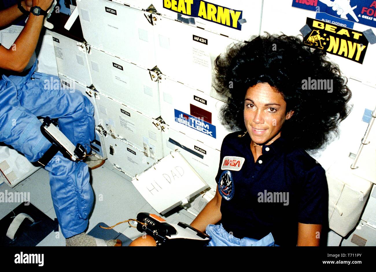 Foto des Astronauten Judith A. Resnik und Charles D. Walker in der Mitte der Space Shuttle Discovery-Deck, 30. August 1984. Mit freundlicher Genehmigung der Nationalen Luft- und Raumfahrtbehörde (NASA). () Stockfoto