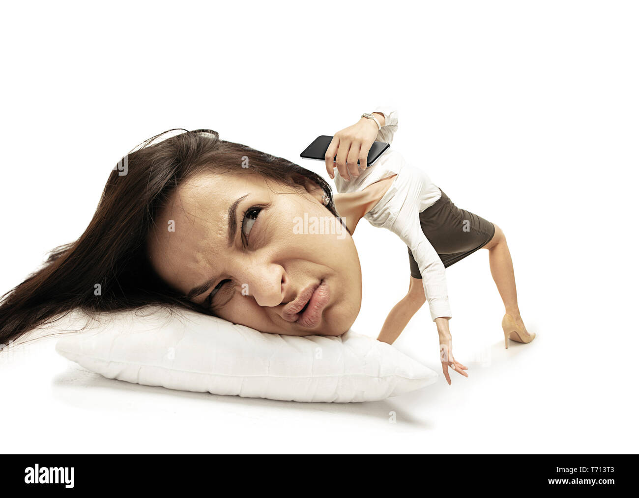 Stop, die mich anrufen. Big Head auf kleinen Körper liegen auf dem Kissen. Frau in bürosoftware nicht aufwecken" verursachen Kopfschmerzen und verschlafen. Konzept der Business, arbeiten, sich beeilen, Fristen, Fristen. Stockfoto