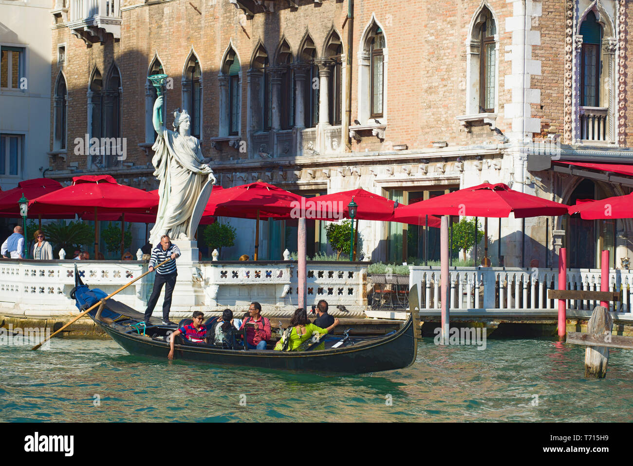 Venedig, Italien, 26. SEPTEMBER 2017: Traurige Gondoliere mit fröhlichen Touristen auf dem Canal Grande an einem sonnigen Nachmittag Stockfoto
