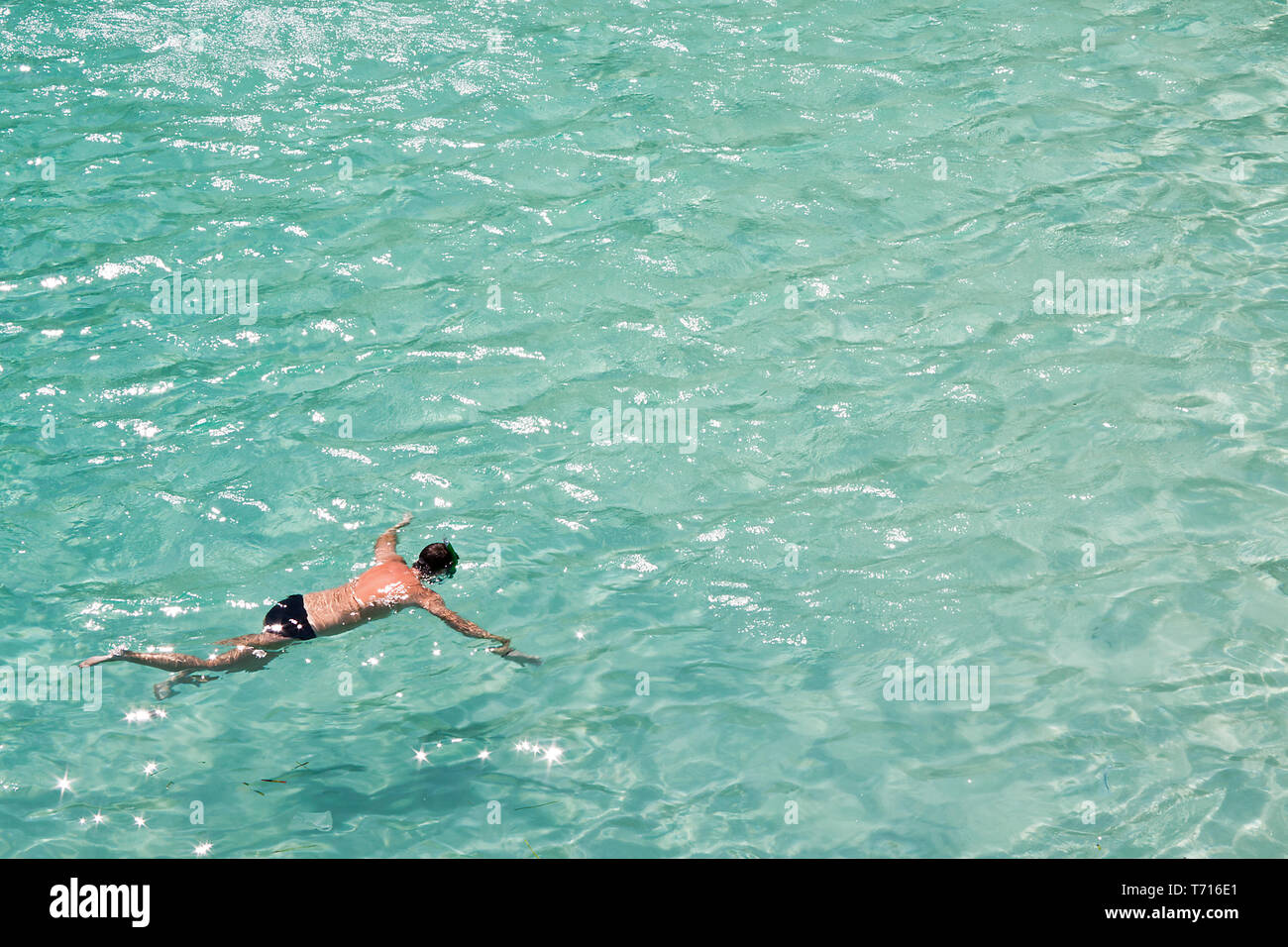 Ein Mann Schwimmen ins Meer, in Macarelleta Strand (Menorque) Stockfoto