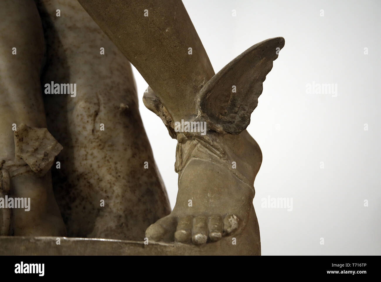 Statue von Merkur (Hermes). Detail der talaria, geflügelten Sandalen. Italica. 2 Cent. Das archäologische Museum von Sevilla. Andalusien. Spanien. Stockfoto