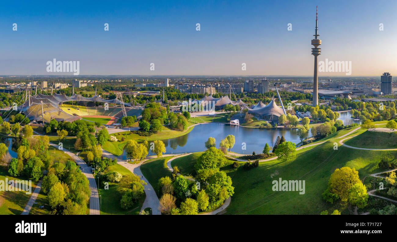 Olympischen Bereich, Park mit olympischen See und Fernsehturm, Olympiaturm, Theatron, Olympiapark, München, Oberbayern, Bayern, Deutschland, Europa Stockfoto