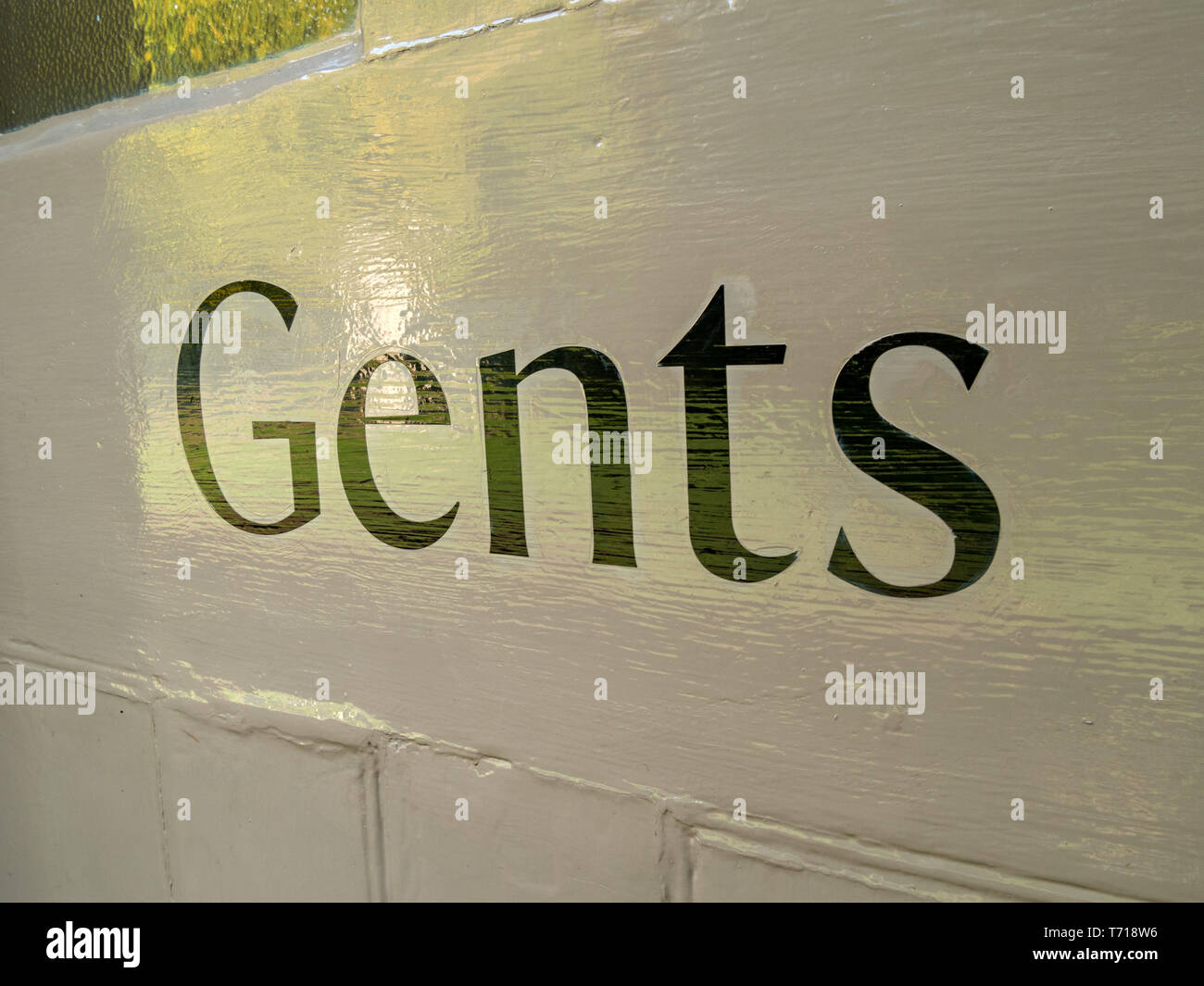 Detailaufnahme des frisch handbemalten Toilettenschilds von Gents, Großbritannien Stockfoto