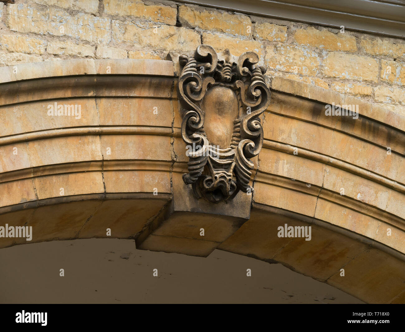 Stone Arch Mauerwerk mit verzierten Keystone Stockfoto