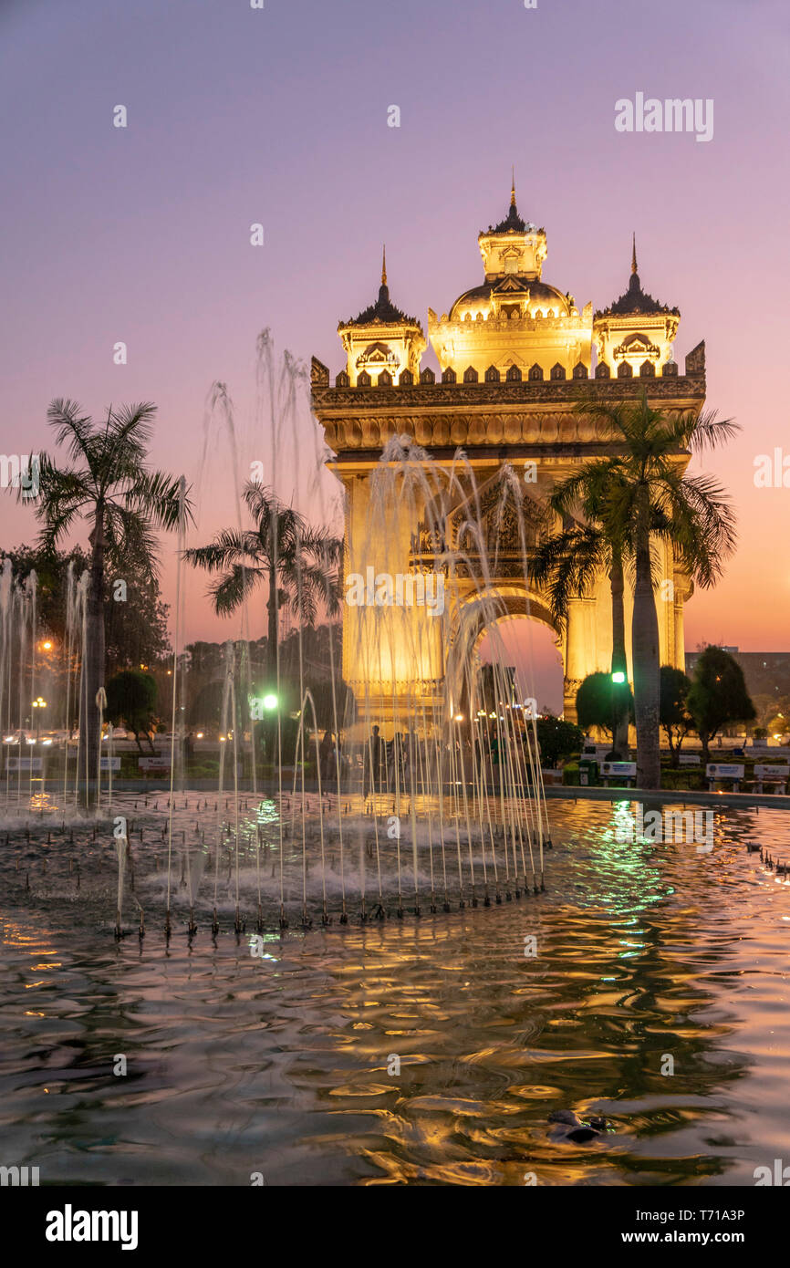 Brunnen in der Nähe von patuxai Denkmal aka Tor der Triumph bei Nacht, Vientiane, Laos Stockfoto