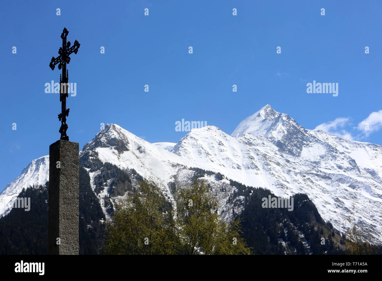 Croix de fer sur Fond de ciel bleu. Massif du Mont-Blanc. Stockfoto
