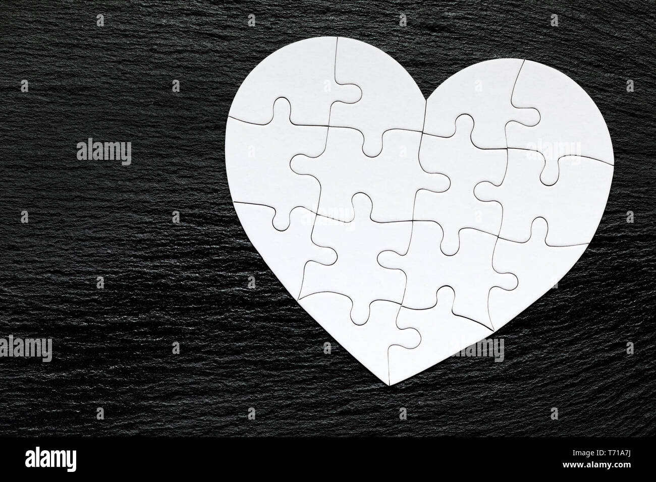 Herzen Objekt aus Puzzleteile. Komplette Herz machen. Puzzle Stücke in Form von Herzen. Happy Valentines Day, grußkartenvorlage. Herz Ji Stockfoto