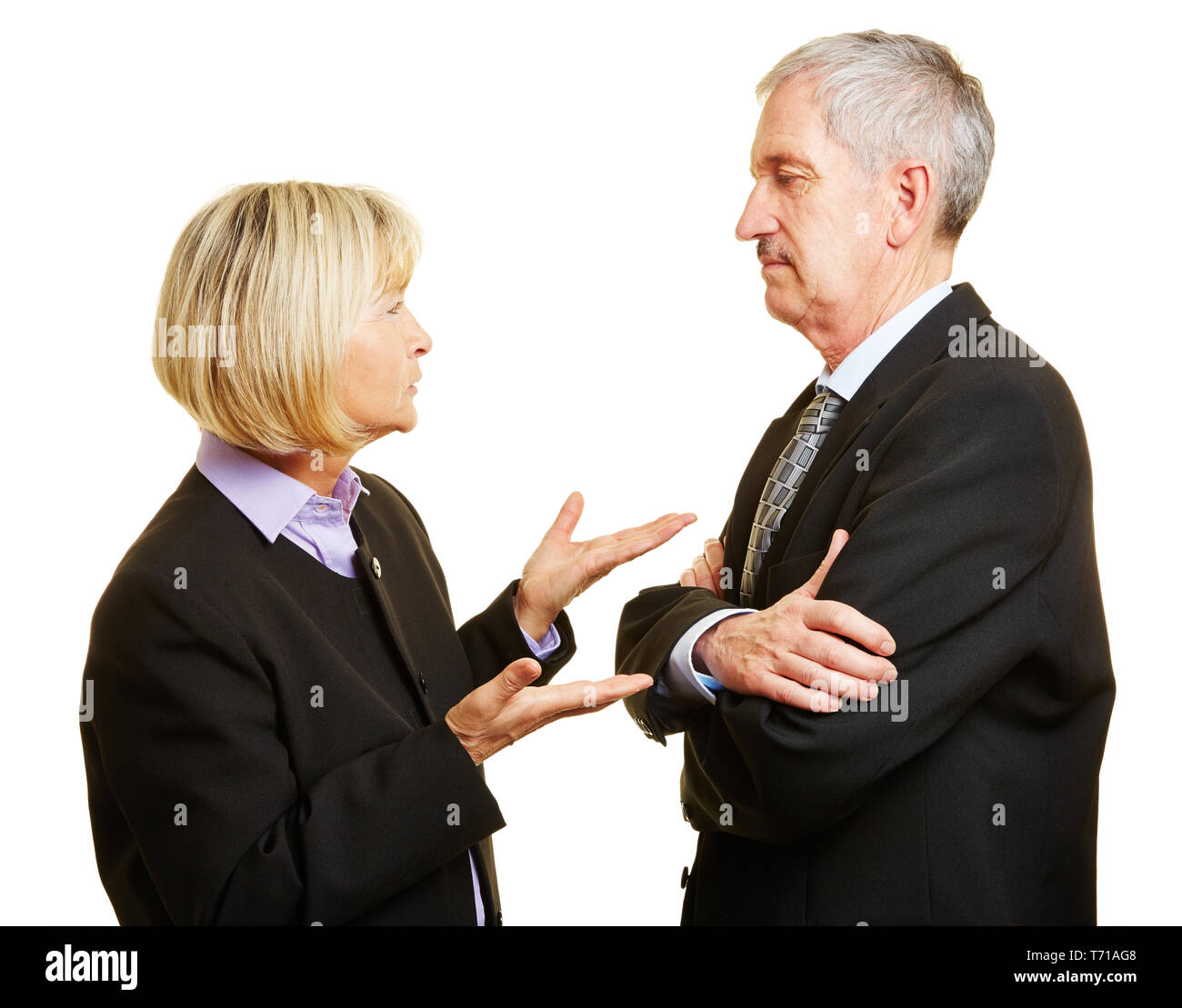 Paare der Senioren in Anzug reden und Argumentieren mit jeder anderen Stockfoto