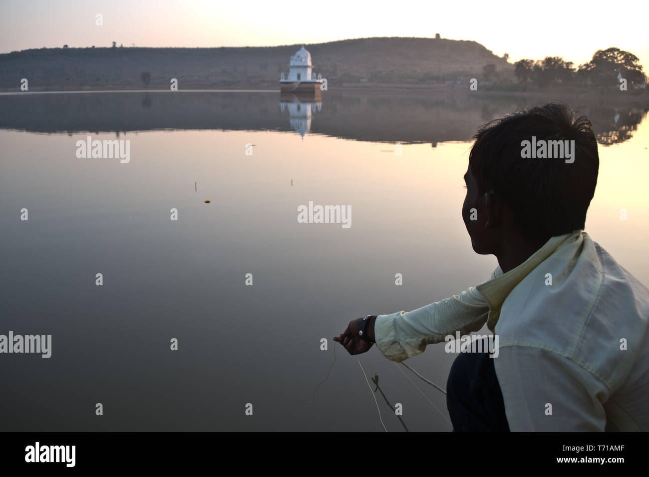 Muslimische Jugendliche Angeln im See (Indien) Stockfoto