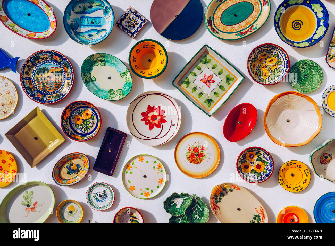 Sammlung von bunten Portugiesische Keramik Keramik, lokale handwerkliche Erzeugnisse aus Portugal. Keramische Platten Anzeige in Portugal. Bunte vintage Keramik Stockfoto