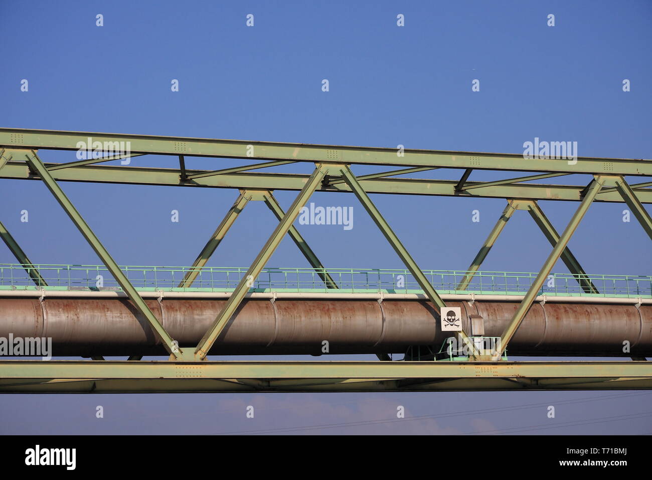 Co2-Gas Pipeline auf einer Brücke Stockfoto