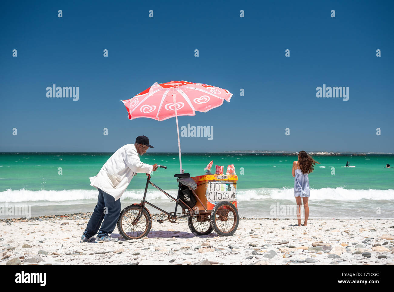 Ein Mann verkaufen Eis am Strand Stockfoto