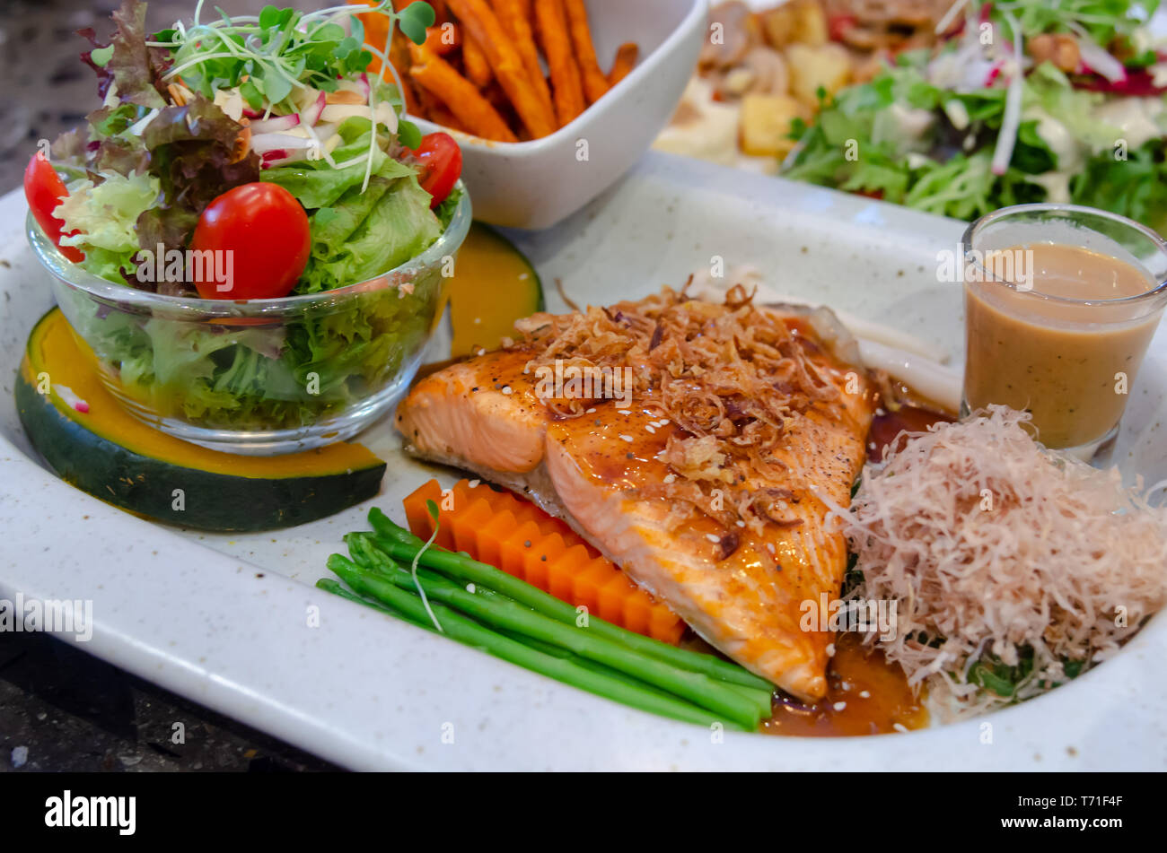 Lachs Steak und Salat in einer Platte. Stockfoto