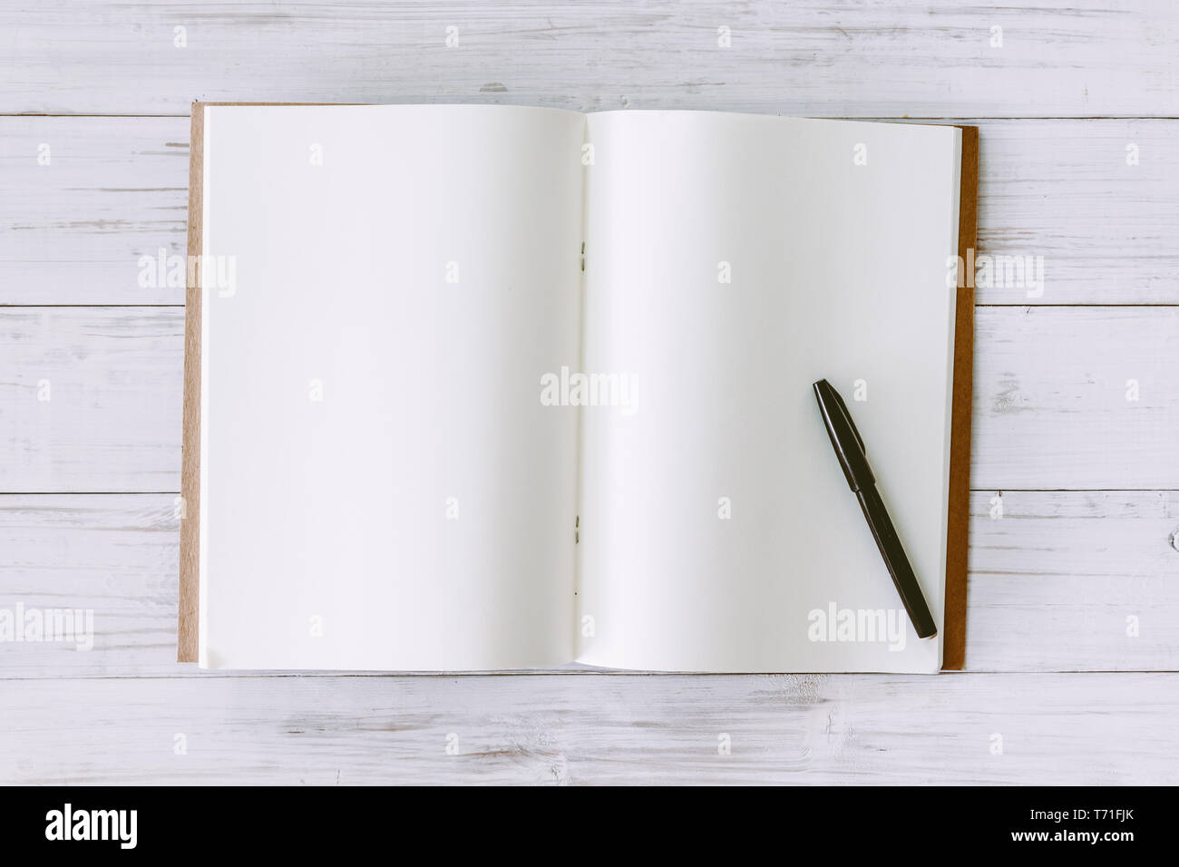 Buch mit leeren Seiten auf hölzernen Hintergrund öffnen Stockfoto
