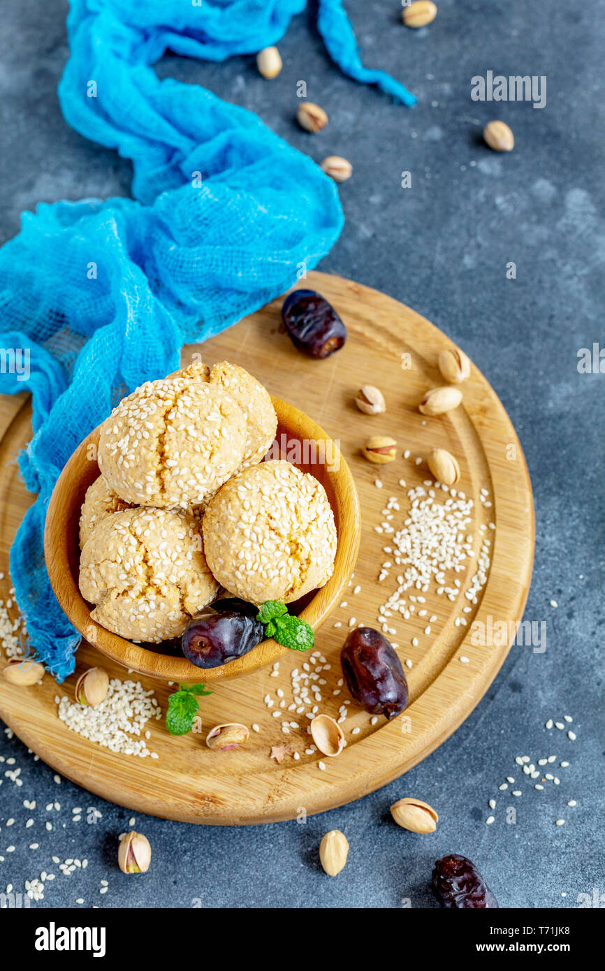 Marokkanische sesam Cookies in eine hölzerne Schüssel. Stockfoto