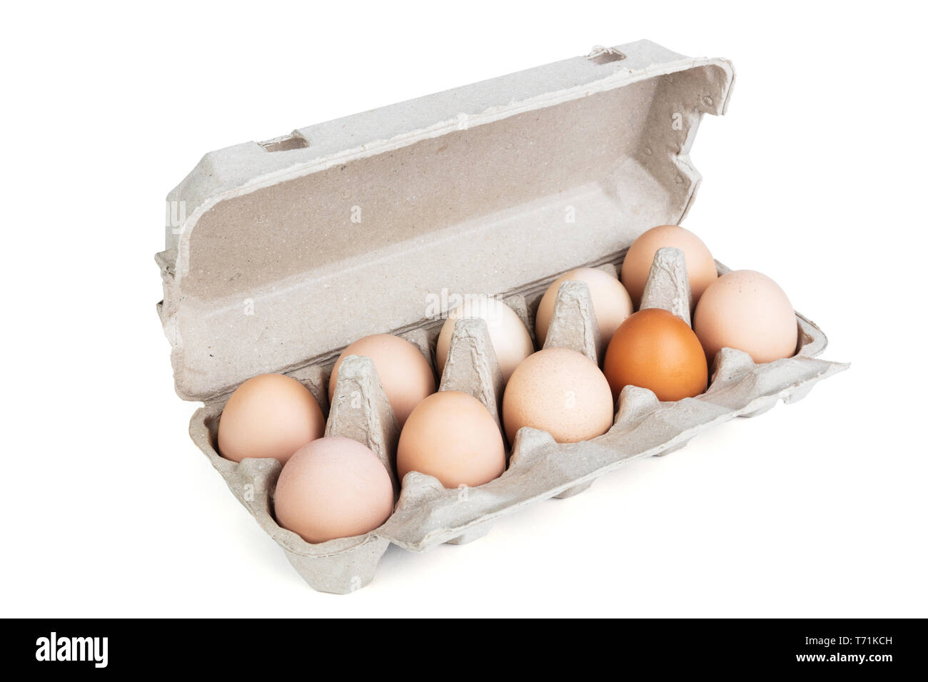 Eier in das Paket auf weißem Hintergrund Stockfoto