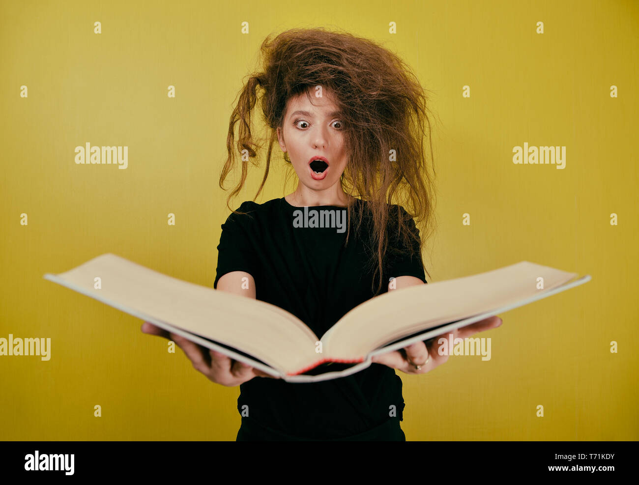 Mädchen mit einem großen Buch Stockfoto