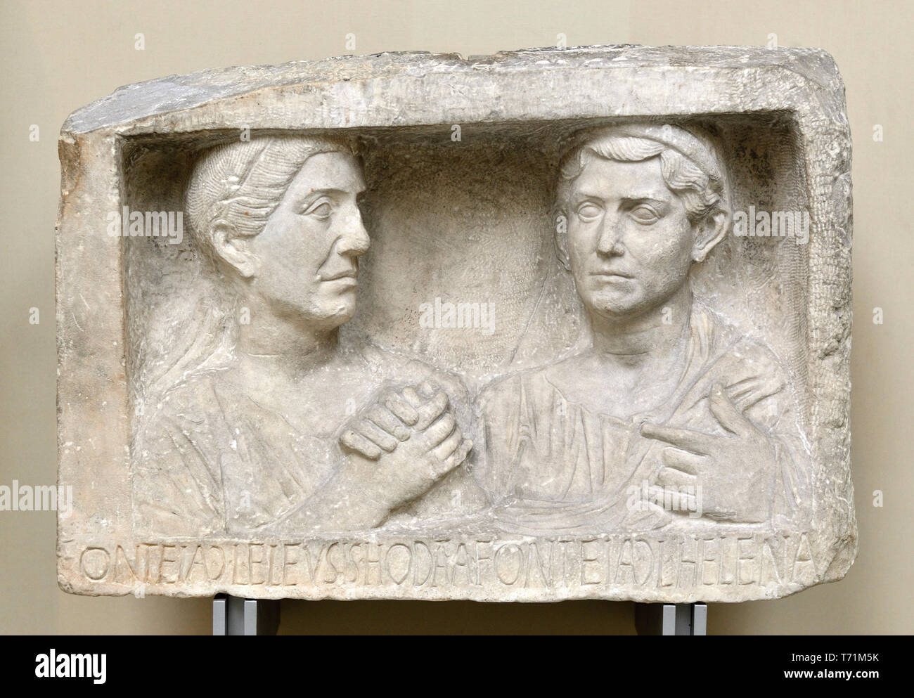 British Museum, Bloomsbury, London, England, UK. "Freigelassene Porträts - Steinreliefs, einst Teil eines Grabes, der ehemaligen römischen Sklaven, die gekauft oder hatte e Stockfoto