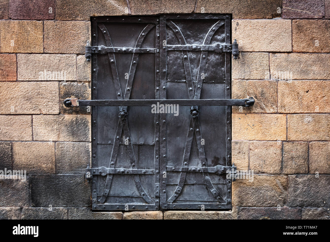 Fenster geschlossen mit eiserner Fensterläden Stockfoto