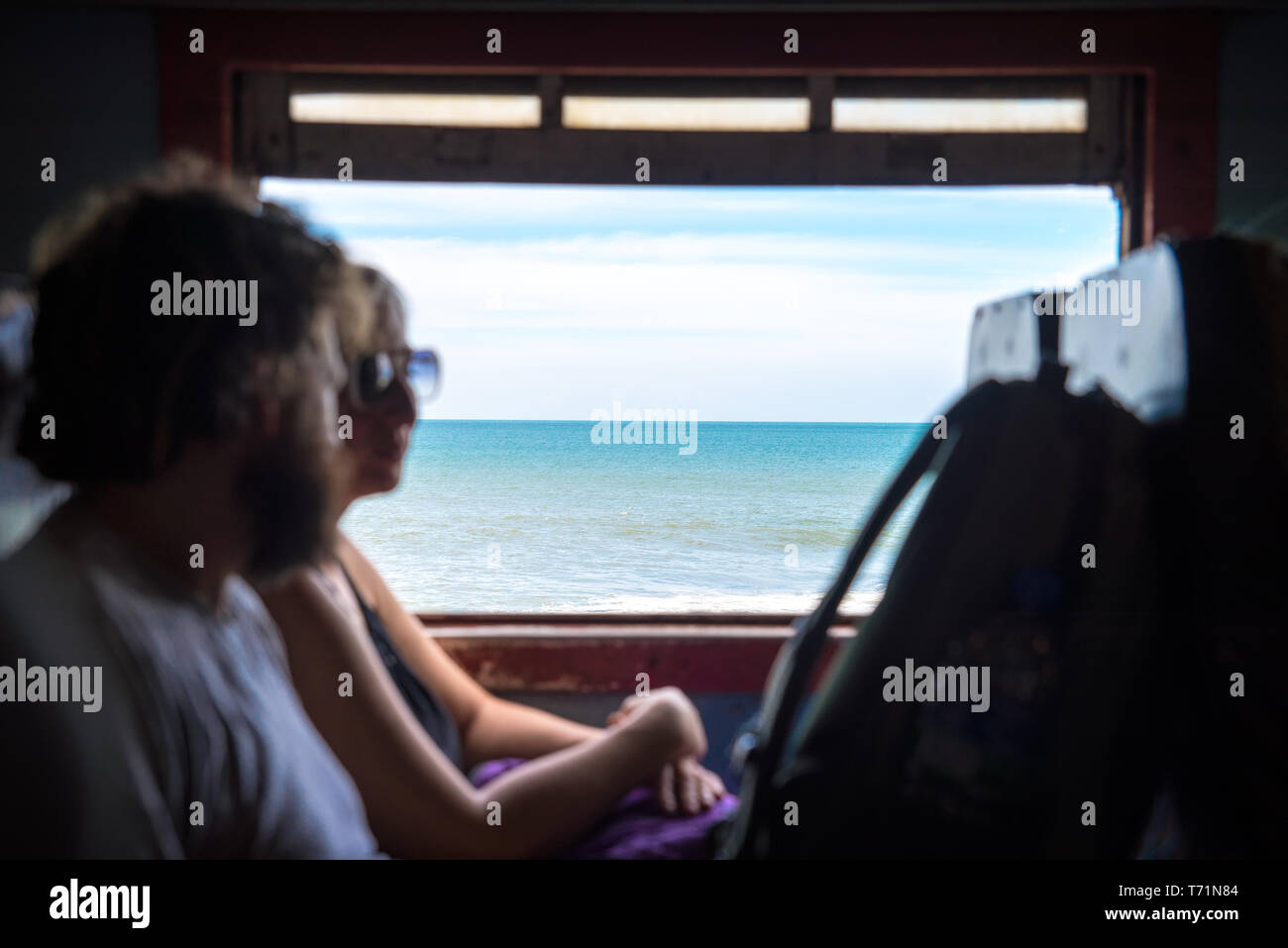 Alte Wagen in der Nähe des Meeres Stockfoto