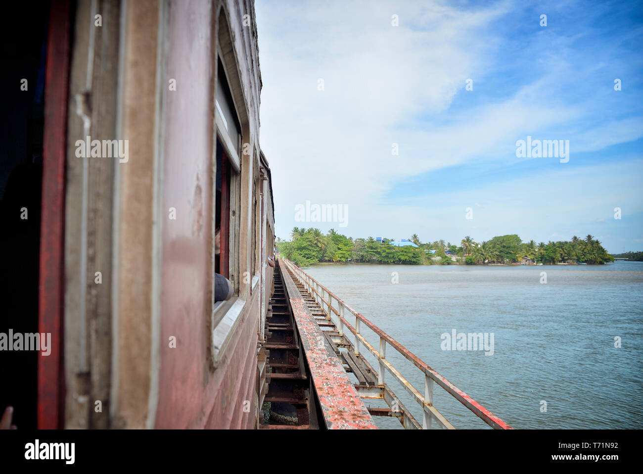 Alte Wagen in der Nähe des Meeres Stockfoto