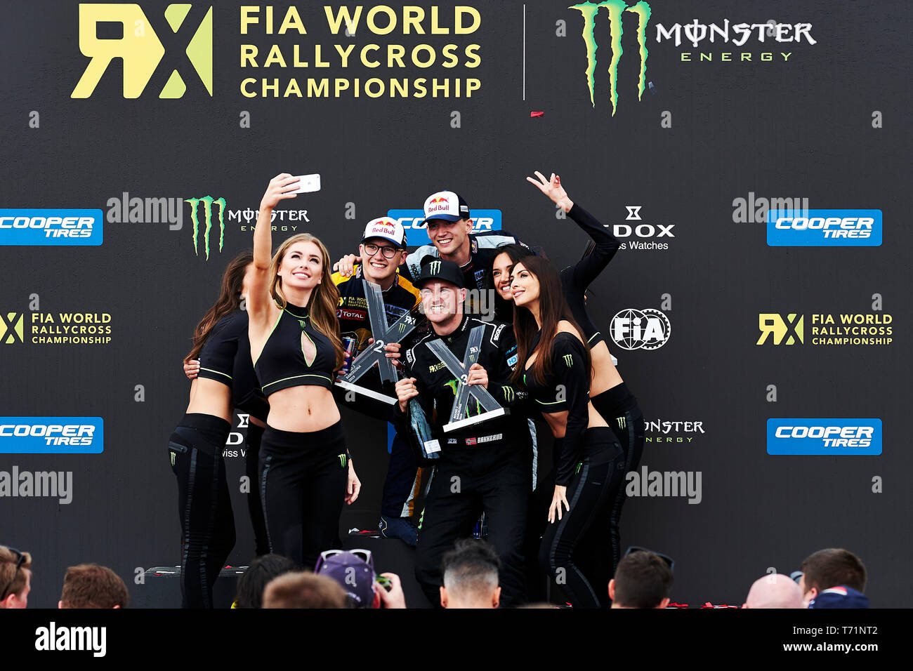 Barcelona, Spanien. 28. April 2019. (L - R) Platz 2 Kevin Hansen von der Team Hansen MJP, Platz 1 Timmy Hansen von der Hansen MJP Team und Andreas Bakkerud der Monster Energy RX Kartell Team feiern qith die Monster Mädchen auf dem Podium nach dem Wrx Finale auf dem Circuit de Catalunya. Credit: Pablo Guillen/Alamy Stockfoto