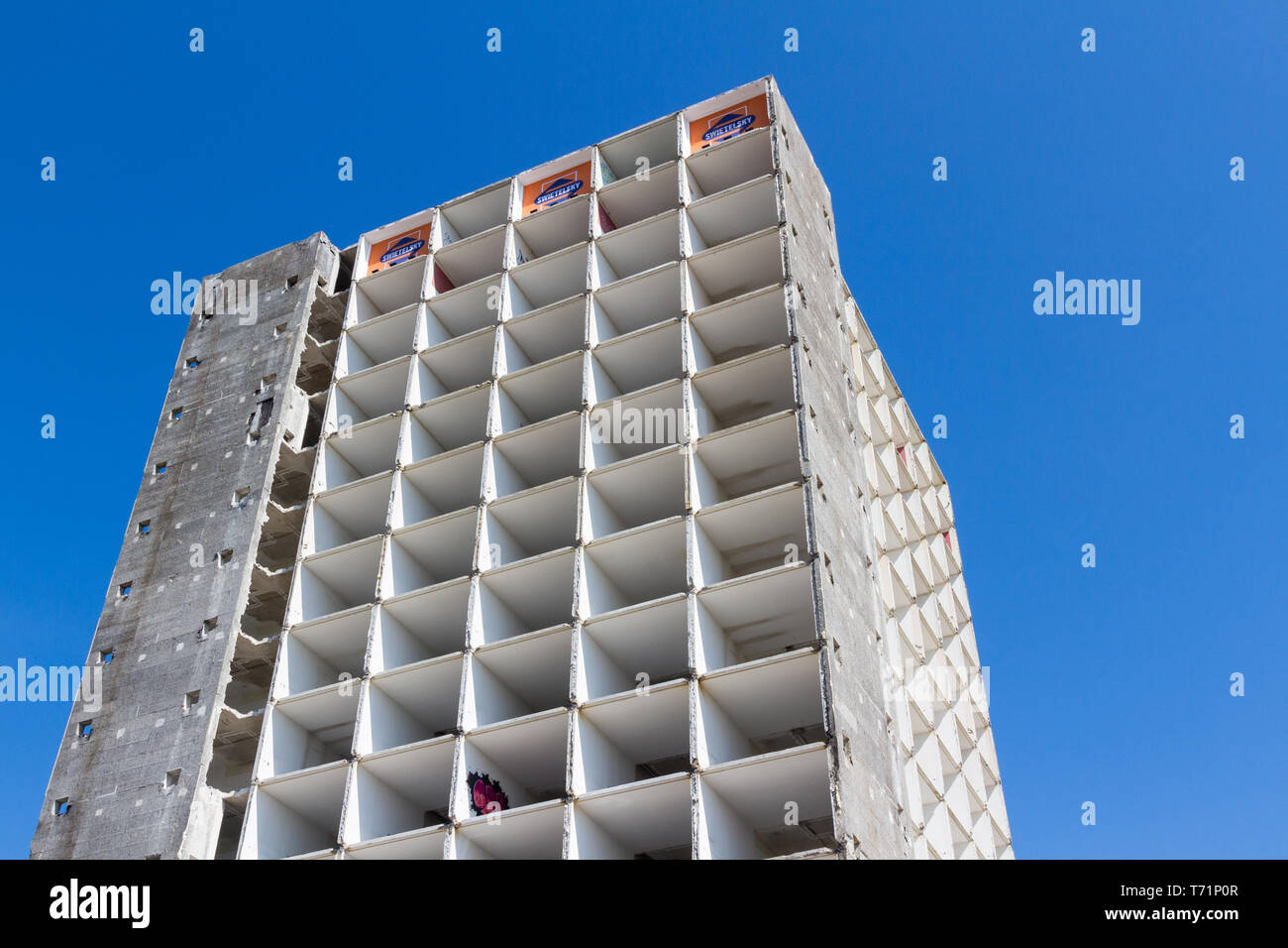 Geleert hohen Betonklotz Abbruchbaustelle in Wien, Österreich, Low Angle View Stockfoto