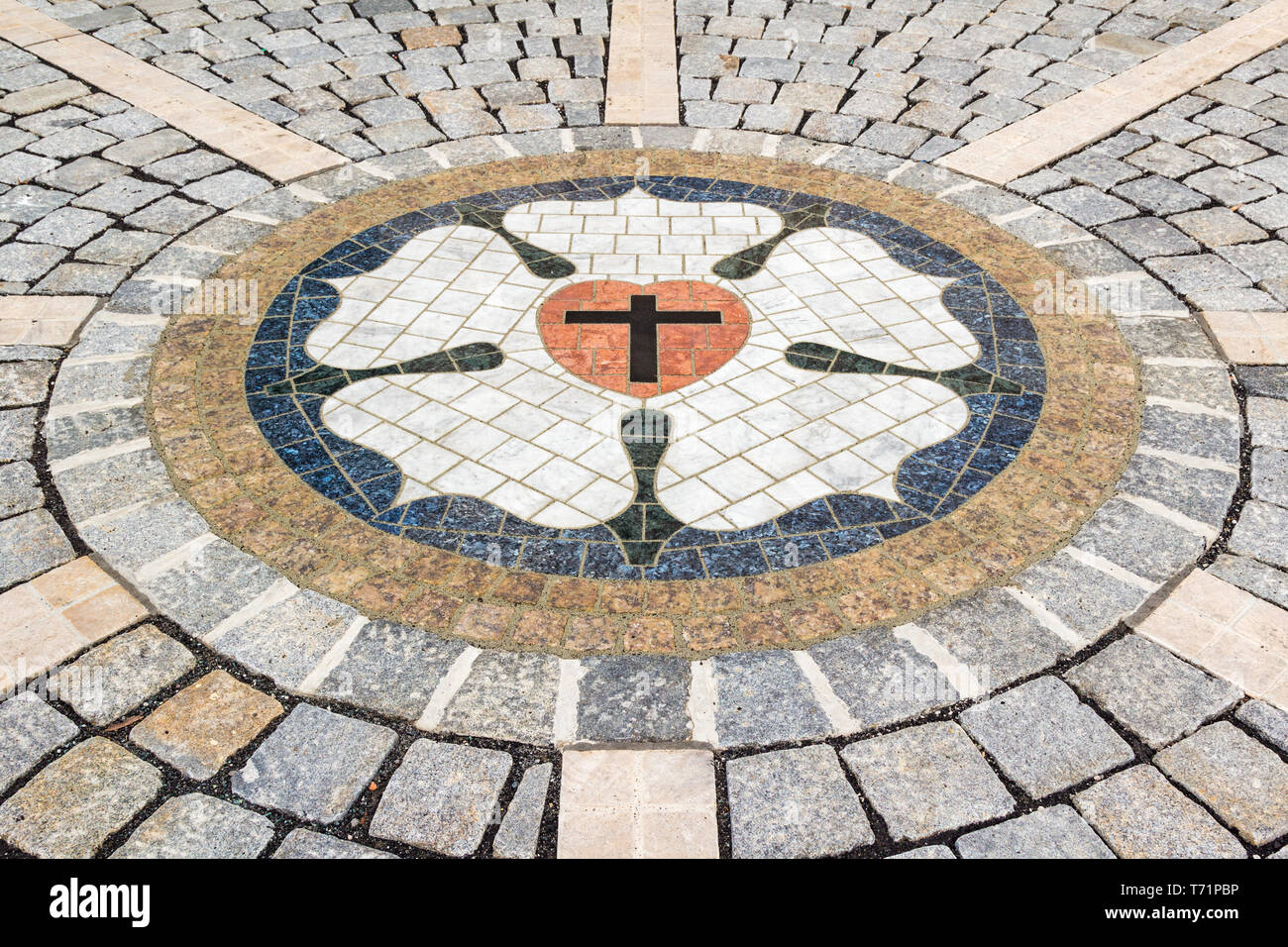 Luther rose Mosaik in der Straße Bürgersteig in Sopron, Ungarn, close-up Stockfoto
