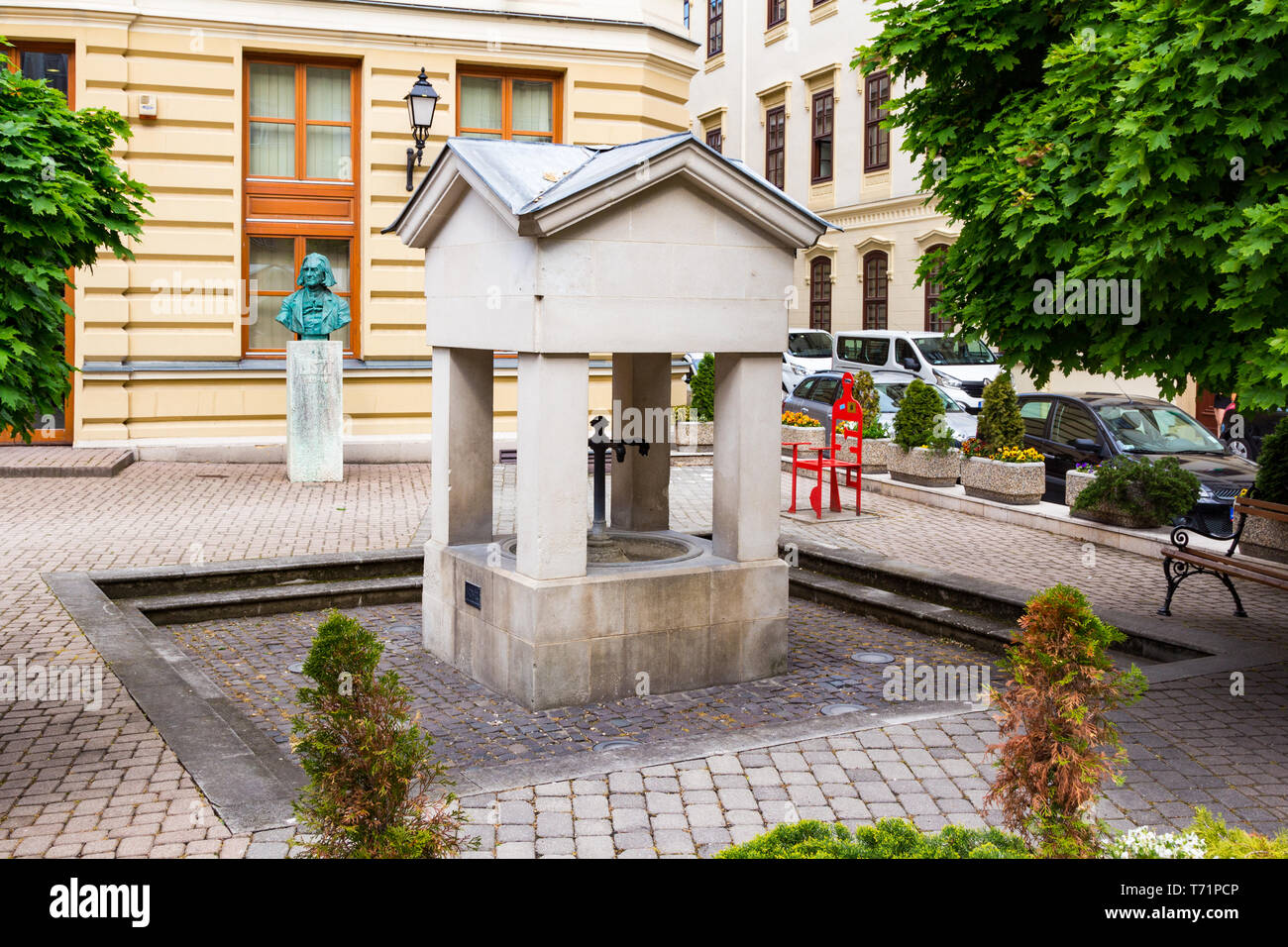 Alten Brunnen aus Steinblöcken und Statue von Liszt Ferenc (Franz Liszt) ungarische Komponist gebaut Stockfoto