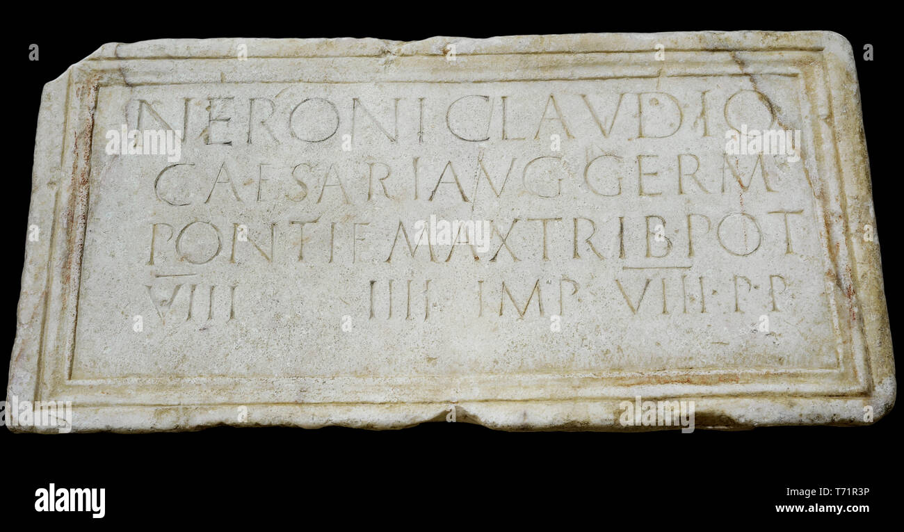 Stein Plakette gewidmet Kaiser Nero (Nero Claudius Caesar Augustus Germanicus (37-68 N.CHR.) seiner Person ehren und listet seine Titel: Pontifex Maximus, Tribüne, Konsul, Kaiser und Vater des Vaterlandes. 61-62 AD. Marmor. Aus dem Forum von Augusta Emerita (Mérida, Provinz Badajoz, Extremadura, Spanien). Nationalen Archäologischen Museum. Madrid. Spanien. Stockfoto