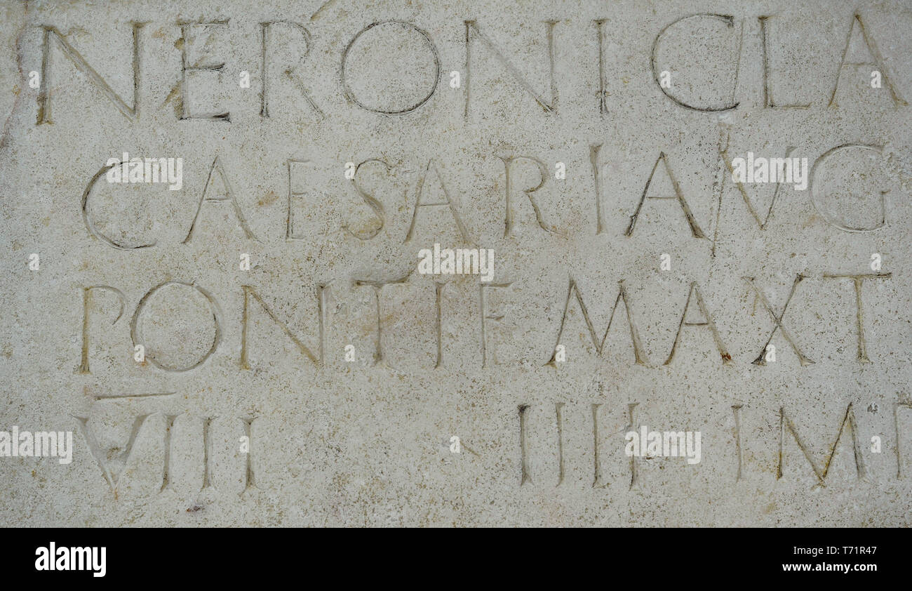 Stein Plakette gewidmet Kaiser Nero (Nero Claudius Caesar Augustus Germanicus (37-68 N.CHR.) seiner Person ehren und listet seine Titel: Pontifex Maximus, Tribüne, Konsul, Kaiser und Vater des Vaterlandes. 61-62 AD. Marmor. Detail. Aus dem Forum von Augusta Emerita (Mérida, Provinz Badajoz, Extremadura, Spanien). Nationalen Archäologischen Museum. Madrid. Spanien. Stockfoto