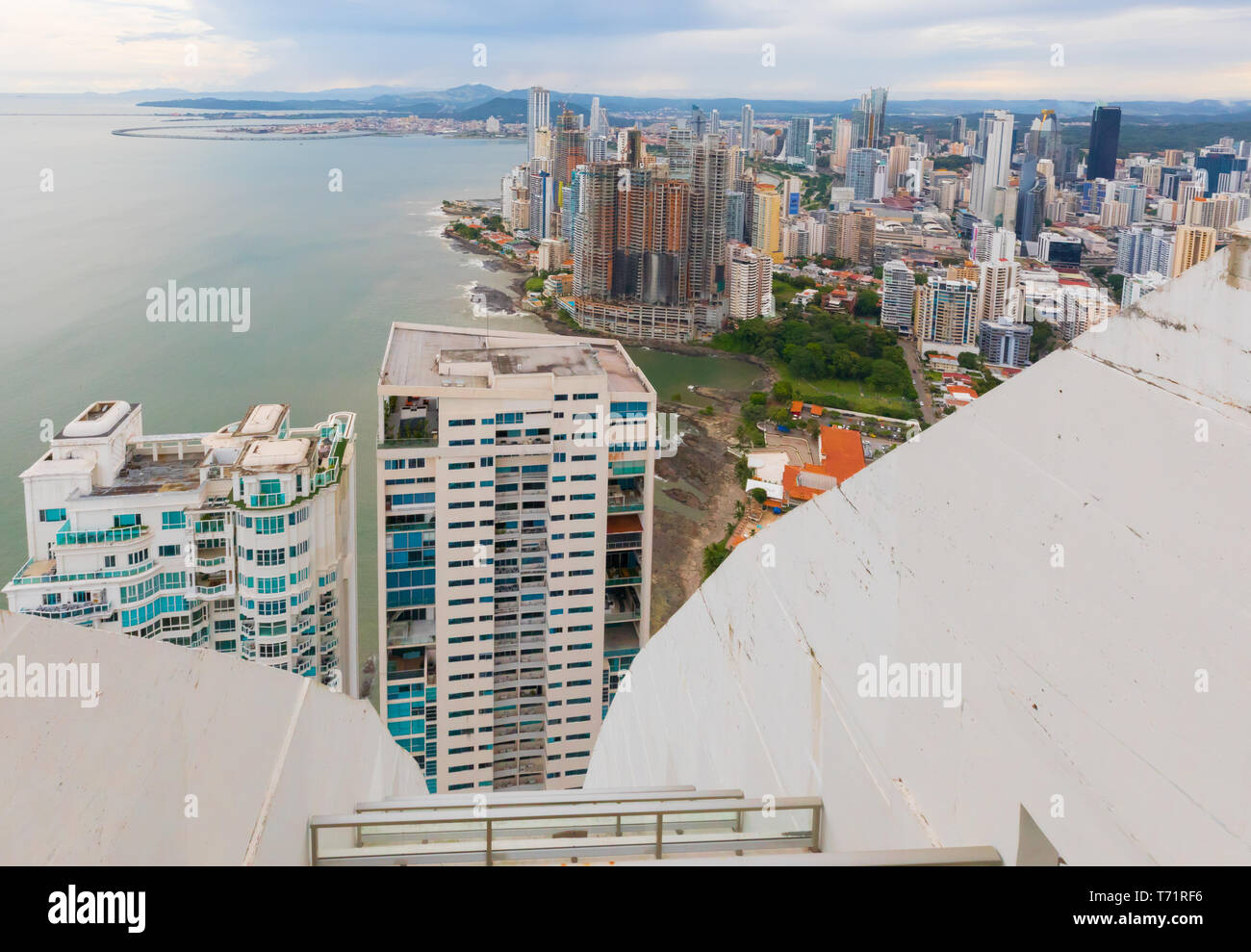 Panoramablick von oben von Panama City Skyline und Meer Stockfoto