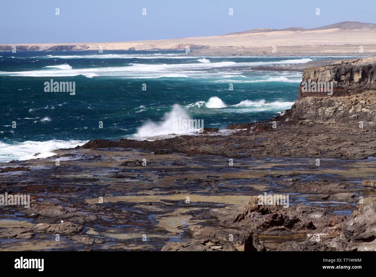 Atemberaubender natürlicher Aussichtspunkt mit erstaunlichen schroffen Klippen, türkisfarbenes Wasser und die Wildheit des Meeres an der Nordwestküste von Fuerteventura, Kanarische Insel Stockfoto