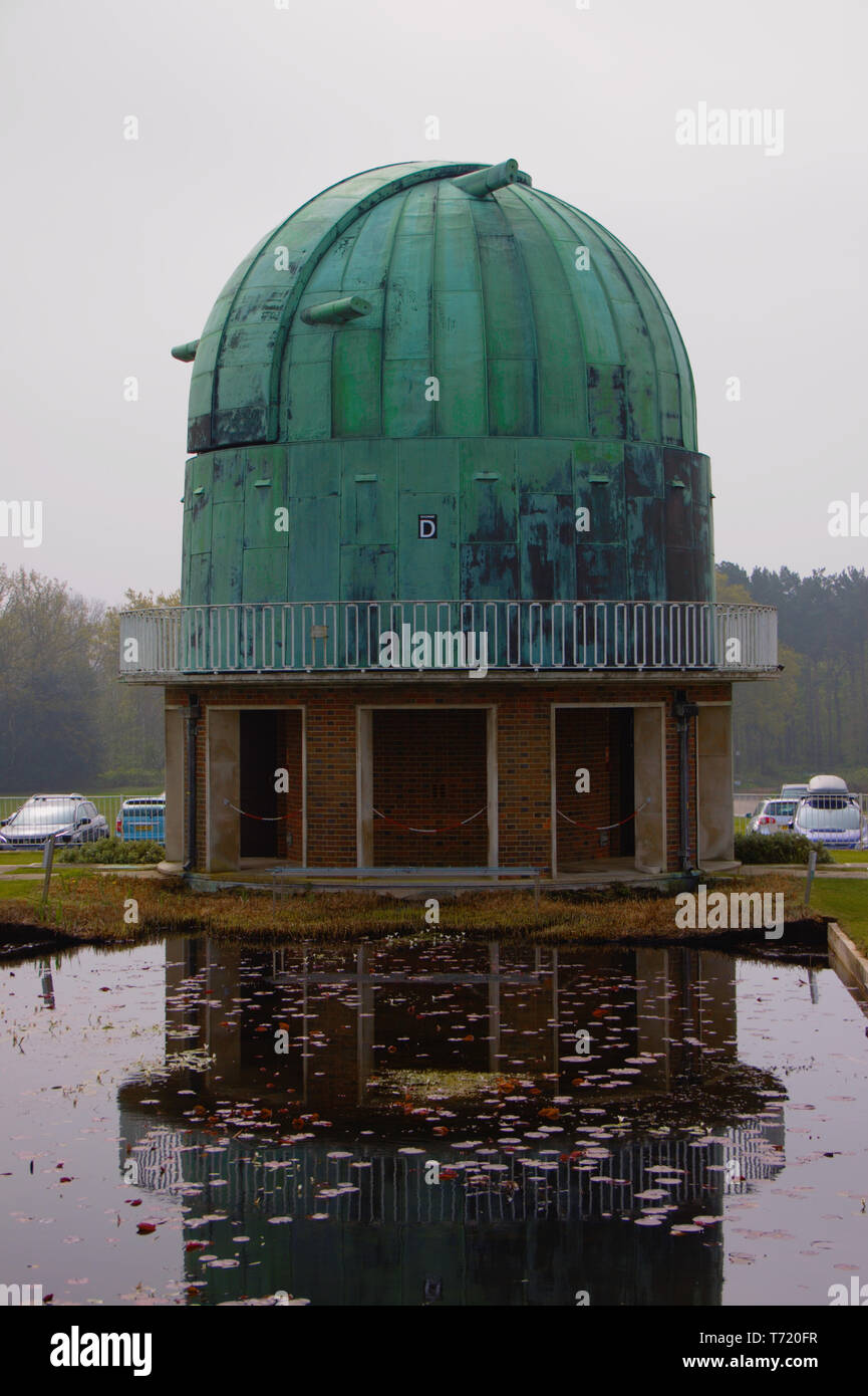 Diese Beobachtungsstelle wurde im Süden von England in den 50er Jahren gebaut. Es hat einen kupfernen Kuppel über dem Teleskop. Stockfoto