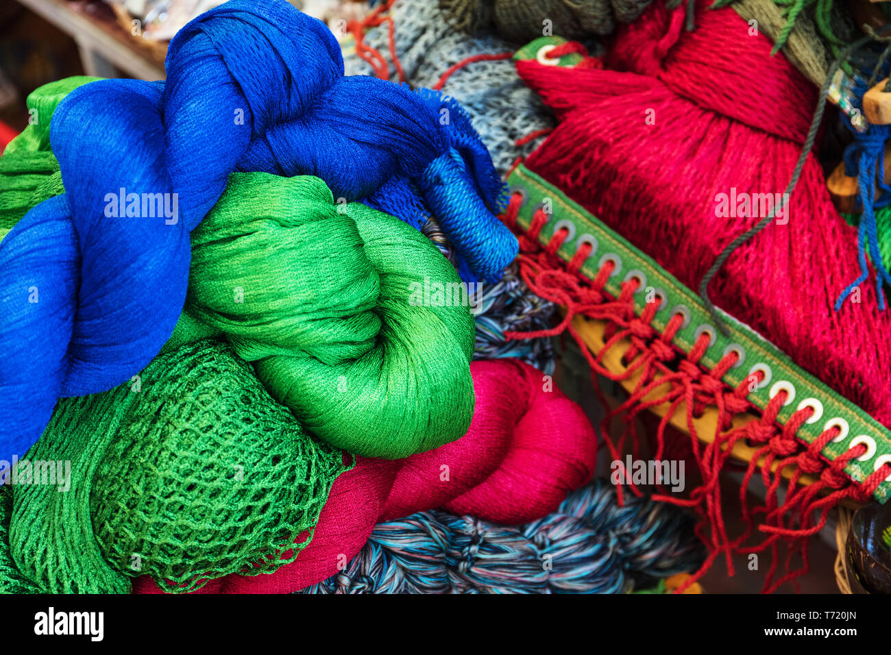 Buntes Garn auf den Zähler Stockfoto