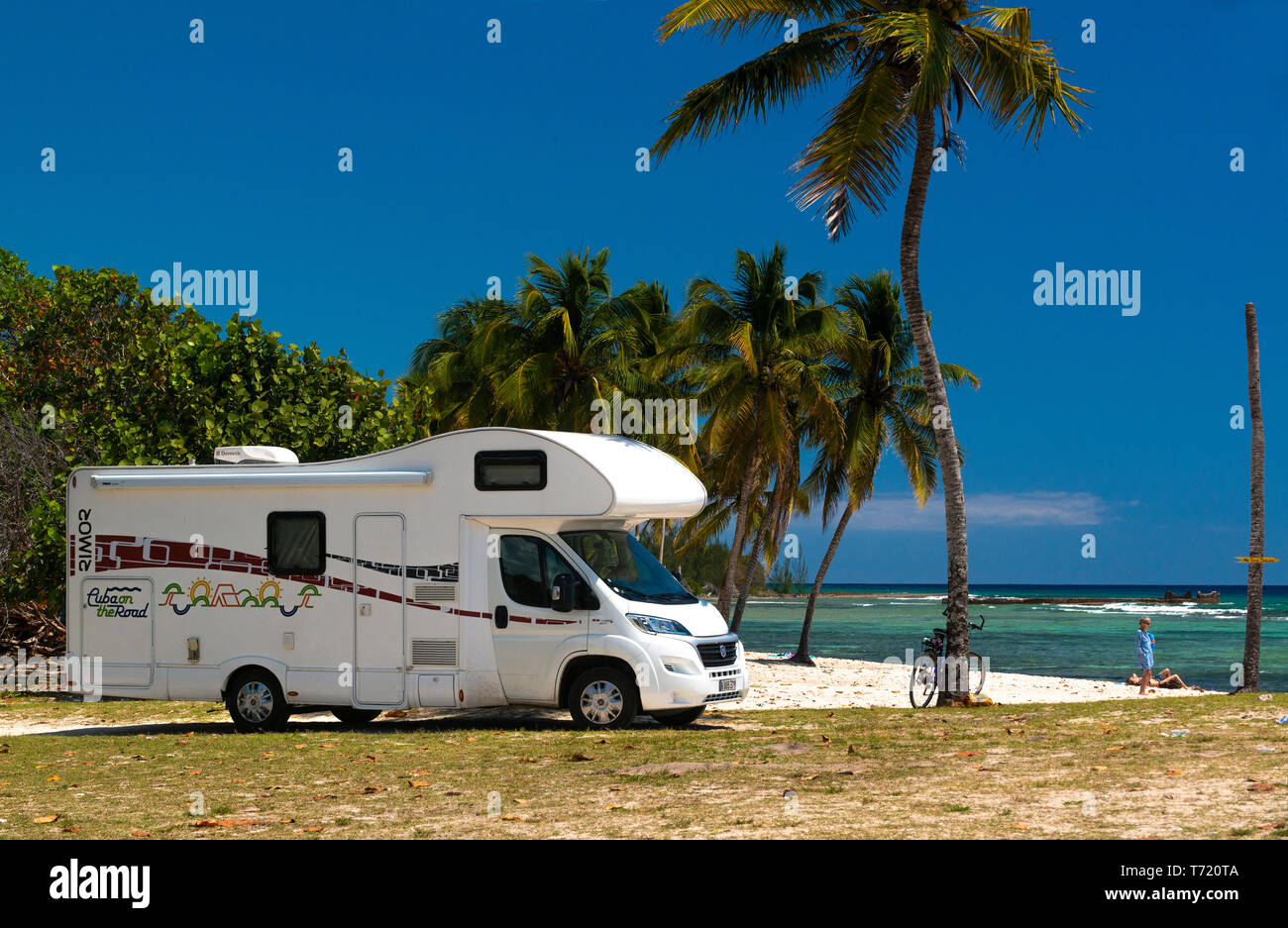 Motorhome und kubanischer Oldtimer am idyllischen und atemberaubenden Strand von Playa Coco, Playa Giron, Provinz Pinar Del Rio, Kuba Stockfoto