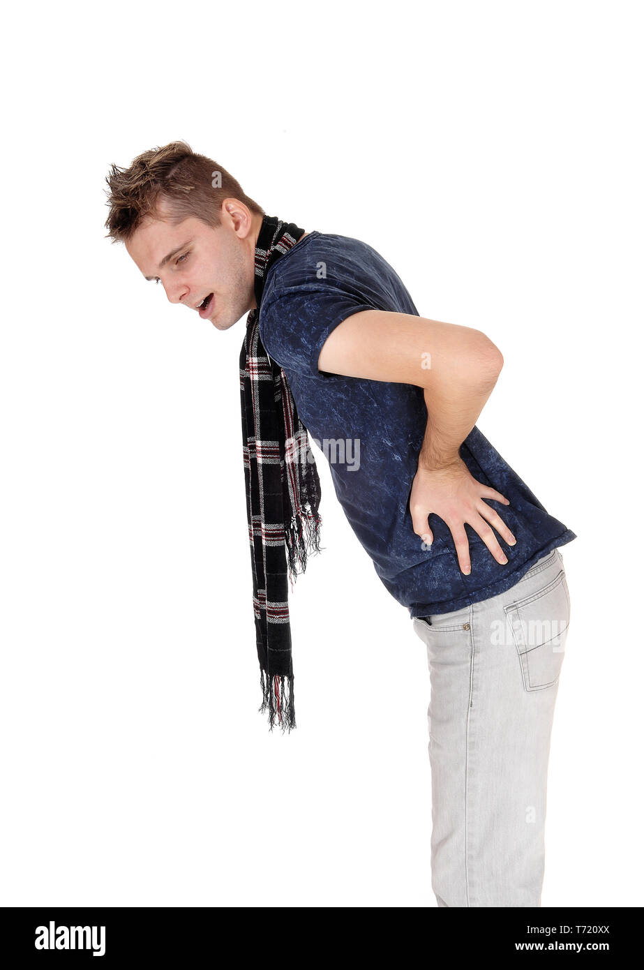 Junger Mann verbiegen mit Rückenschmerzen Stockfoto