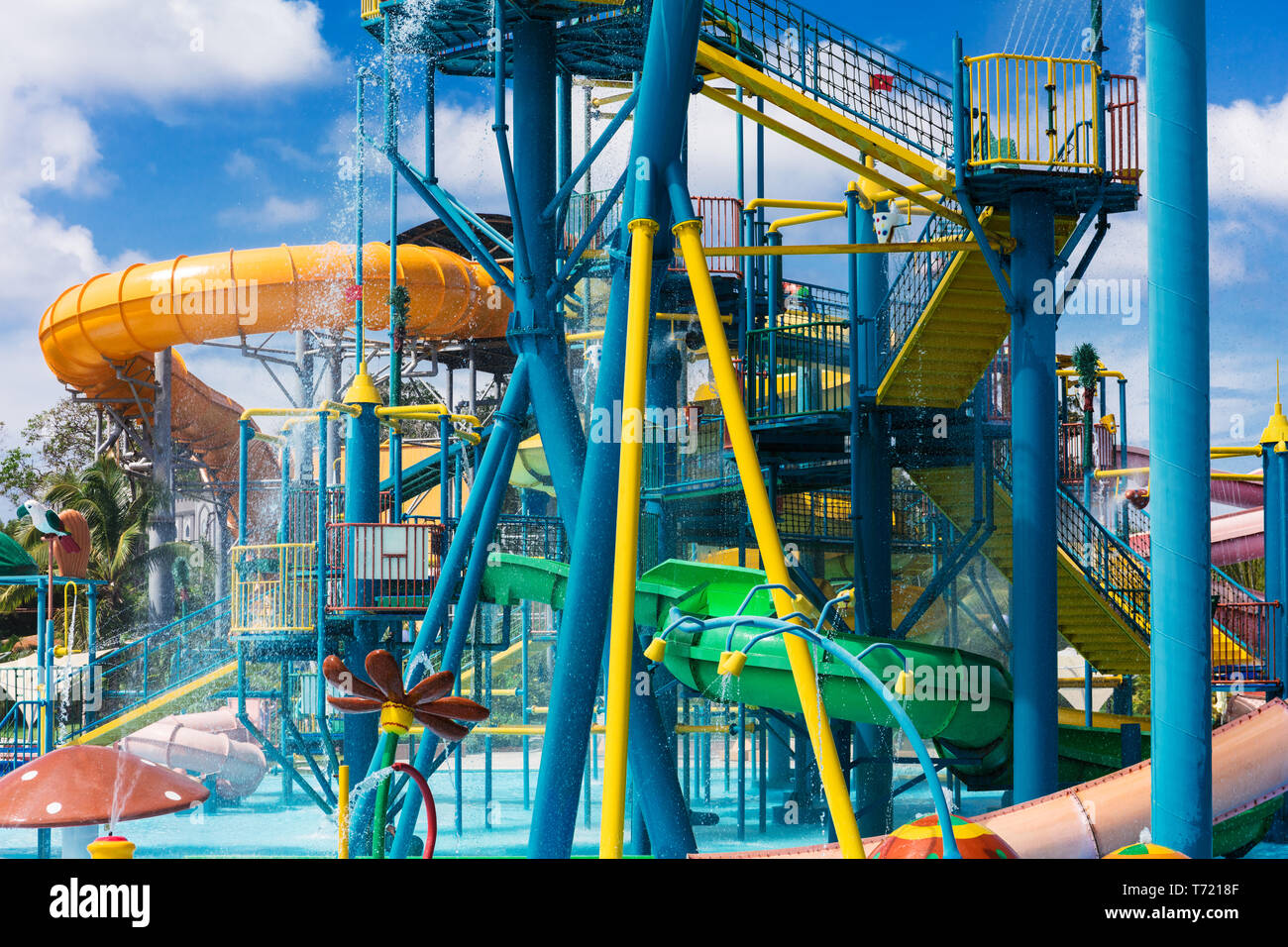 Wasserrutschen und Fontänen im Aquapark Stockfoto