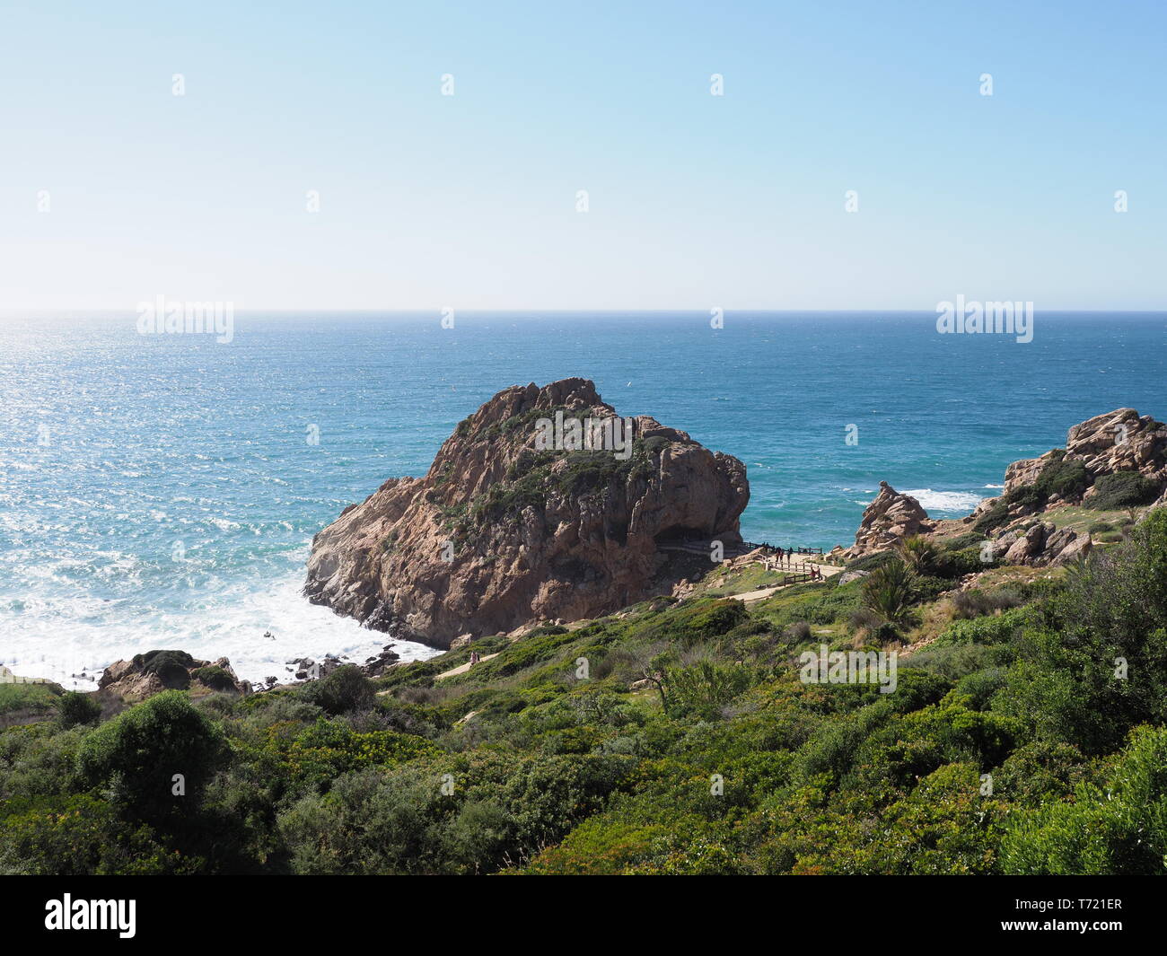 Blick von der afrikanischen Cap Spartel Landschaften über die Meerenge von Gibraltar mit Spanien im Abstand in Marokko mit klaren blauen Himmel in 2019 warmen sonnigen s Stockfoto