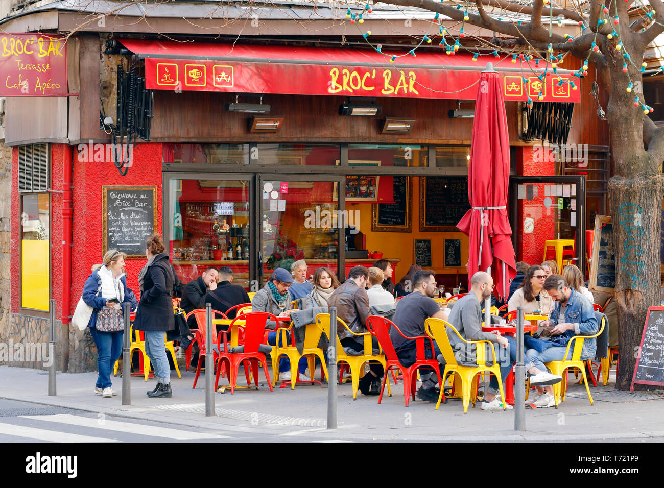 Broc' Bar, 20 rue Lanterne, Lyon, Frankreich. Menschen in einem Straßencafé. Stockfoto