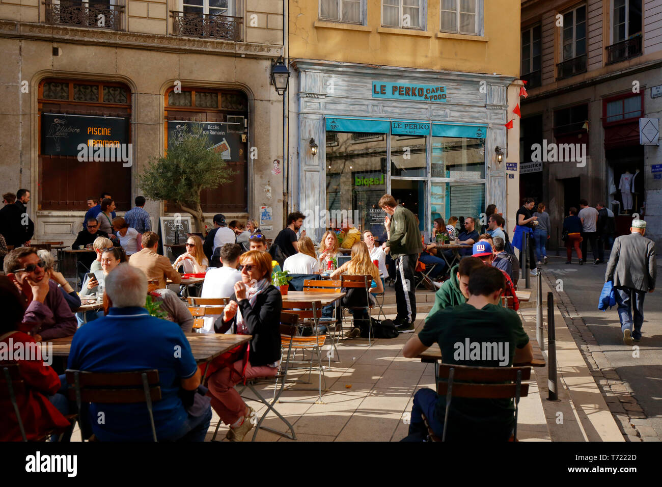 Le Perko Café, 8 Place du Griffon, Lyon, Frankreich. Die Menschen in ein straßencafe am späten Nachmittag hängen. Stockfoto