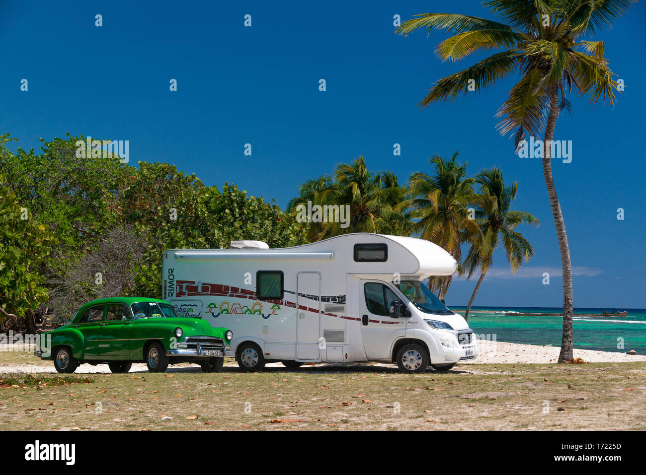 Motorhome und kubanischer Oldtimer am idyllischen und atemberaubenden Strand von Playa Coco, Playa Giron, Provinz Pinar Del Rio, Kuba Stockfoto