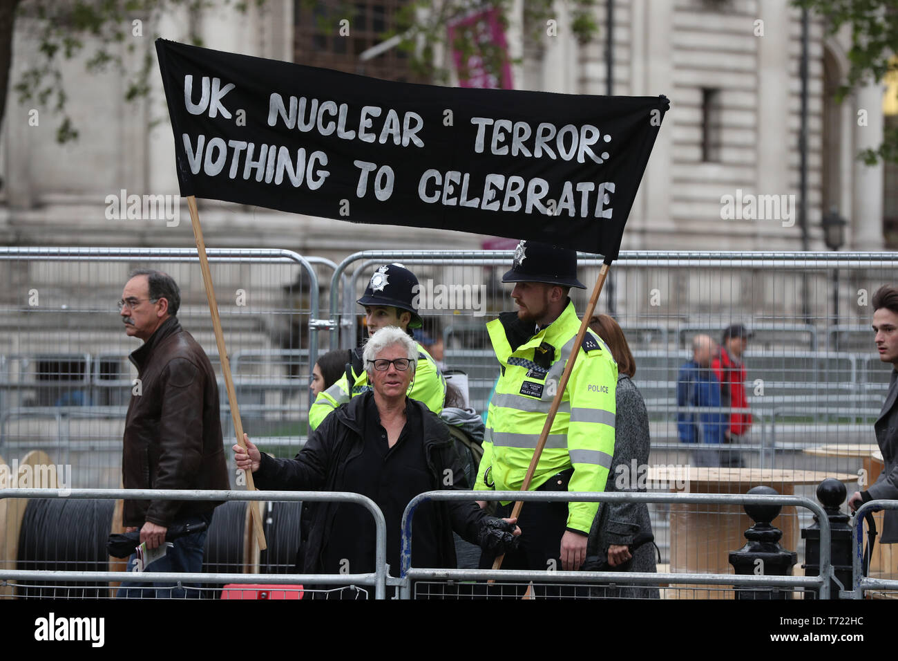 CND Demonstranten zeigen außerhalb der Westminster Abbey, vor der Herzog von Cambridge an einem Service 50 Jahre kontinuierliche abschreckend auf See in seiner Eigenschaft als Commodore-in-Chief des U-Boots Service. Stockfoto
