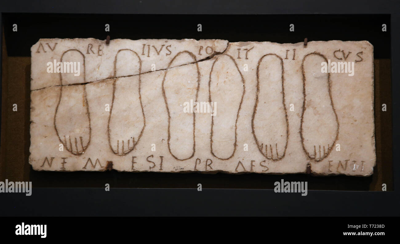 Marmor Platte mit Footprints. Votivbilder zu orientalischen Göttinnen. Das archäologische Museum von Sevilla. Andalusien. Spanien. Stockfoto
