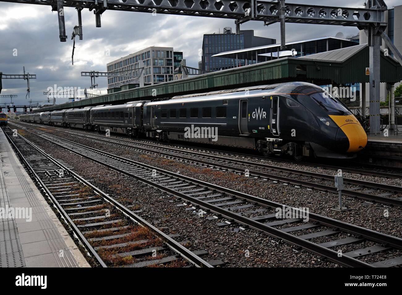 GWR Great Western Railway IET Inter City 800 Klasse bi-Modus am Bahnhof Cardiff Central Station Stockfoto